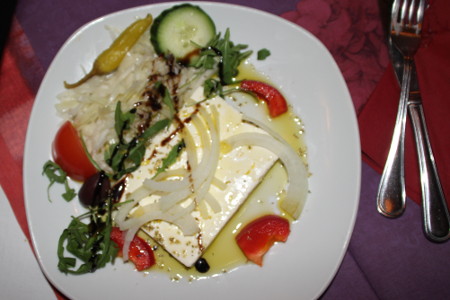 Feta-Käse mit Zwiebeln, Öl und Baguette